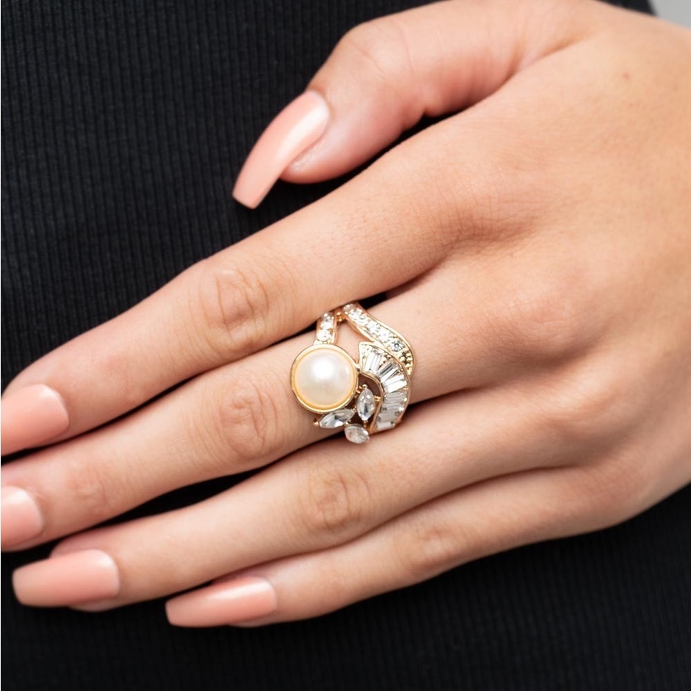 NEW Vintage Boutique Pearl & Silver Diamond Rhinestone Gold Stretch Band Ring